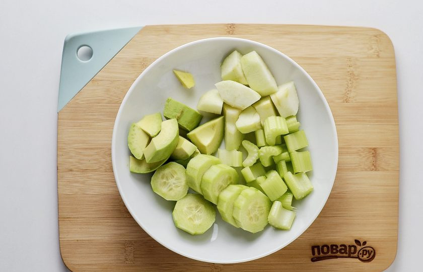 1. Этап. Смузи овощной: Авокадо, огурец, имбирь и яблоко очистите от кожуры. Нарежьте все на крупные ломтики, чтобы было проще измельчать в блендере.