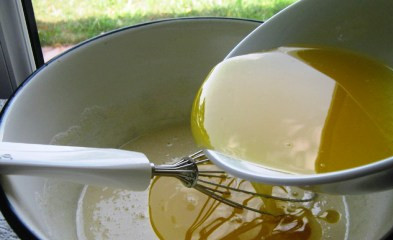 1. Этап. Торт Кутузов: Как приготовить торт кутузов? Просто следуйте нашей пошаговой инструкции. 1. Готовим бисквит. Муку просеиваем, масло растапливаем, орехи измельчаем. Взбиваем слегка яйца можно вилкой или венчиком и добавляем к ним сахар и мед и продолжаем взбивать, пока масса не станет однородной. Добавляем растопленное масло и тщательно все перемешиваем, пока не раствориться сахар.