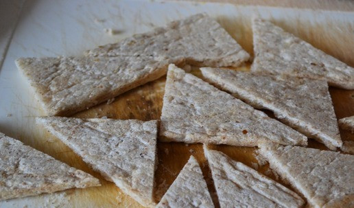 1. Этап. Закуска Парусники из яиц: Хлебцы разрезать на треугольники.