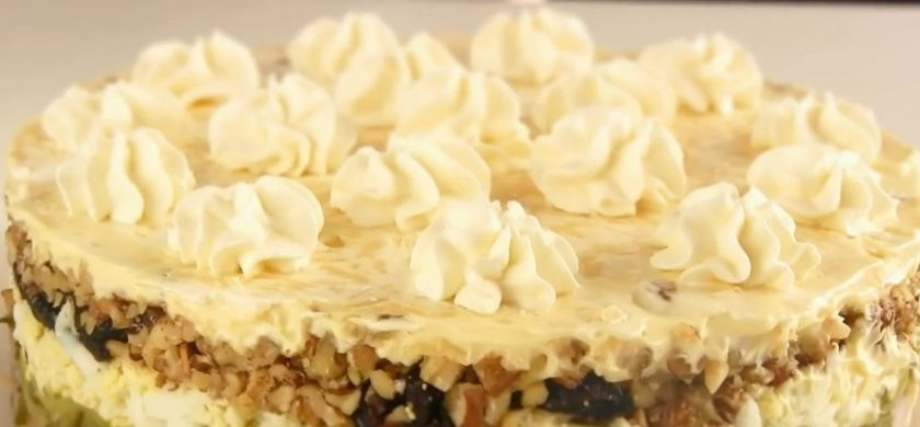 1. Этап. Салат на Новый год Принцесса: 5. Перед подачей аккуратно снимите кольцо. Украсить салат можно при помощи кондитерского мешка густой сметаной (можно ее оставить на ночь в дуршлаге через марлю). Приятного аппетита!