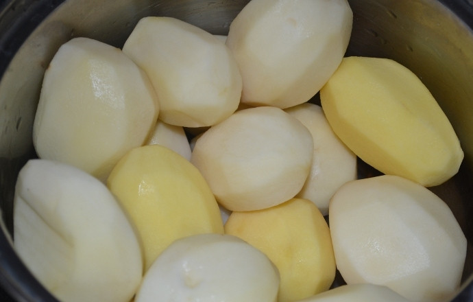 1. Этап. Картошка в сметане в мультиварке: Очищаем от кожуры.