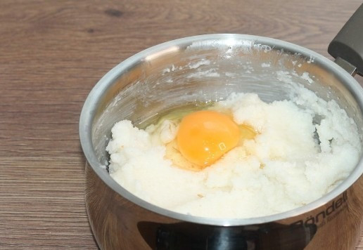 1. Этап. Рисовая полента с баклажаном: 4. Снимаем ковшик с плиты и даем каше остыть. После остывания, вбиваем в кашу по одному, куриные яйца и перемешиваем.