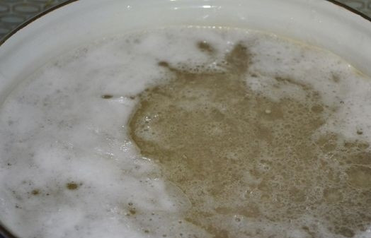 1. Этап. Картофельный суп со свининой: 3. Переложите его в кипящую воду и оставьте вариться на среднем огне. Обязательно снимайте образовавшуюся пену, чтобы суп не был мутным.