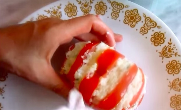 1. Этап. Интересные закуски: Чтобы закуски выглядели красиво, протрите помидор салфеткой, если он испачкан начинкой.