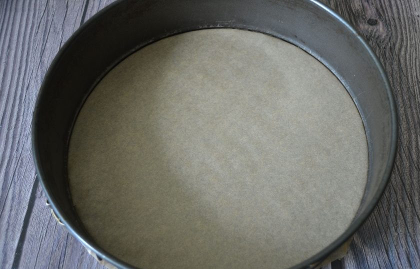 1. Этап. Грушевый пирог с карамельной заливкой: Подготовьте форму для выпечки, дно застелите пергаментом, смазывать маслом не надо, так как тесто содержит масло.