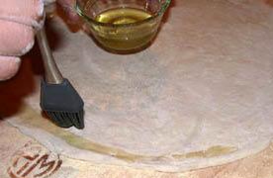 1. Этап. Пицца с беконом: Промазываем кору маслом.