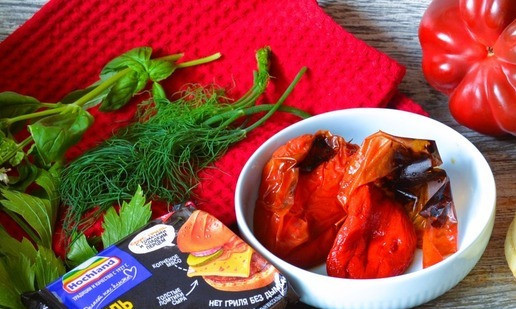 1. Этап. Бургер Пестрая осень: Заранее запечь или приготовить на мангале перец, почистить и нарезать. Лук почистить, нарезать мелким кубиком.