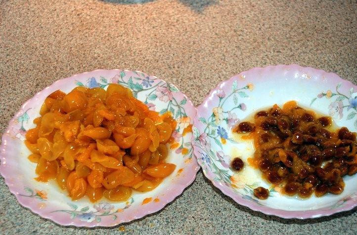 1. Этап. Аджика из алычи на зиму: 1. Алычу отвариваем, остужаем, отделяем мякоть от косточек.