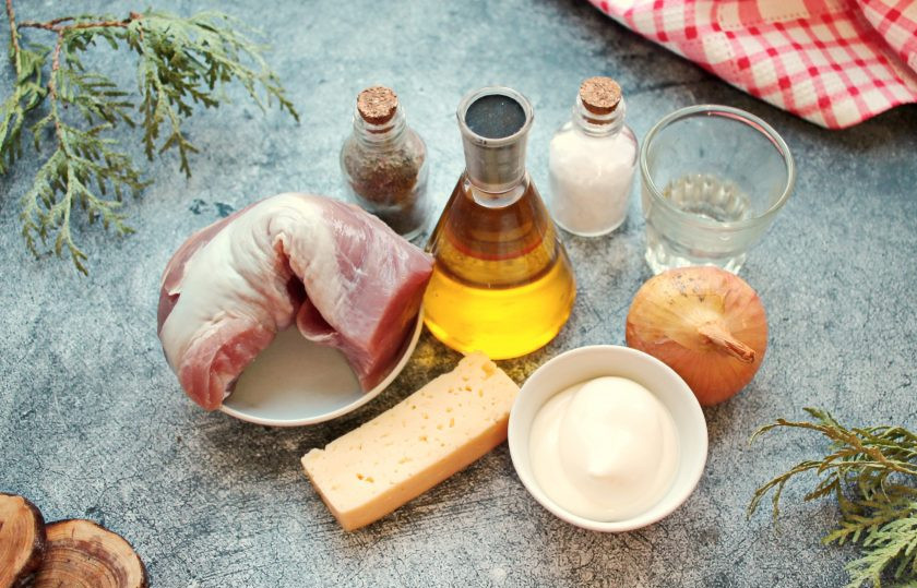 1. Этап. Мясо по-французски со свининой: Подготовьте все необходимые ингредиенты для приготовления мяса по-французски. Мясо сполосните и обсушите.