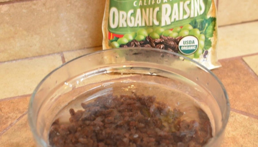 1. Этап. Тесто на куличи: Затем изюм недолго вымачиваем в кипятке (буквально пару минут).