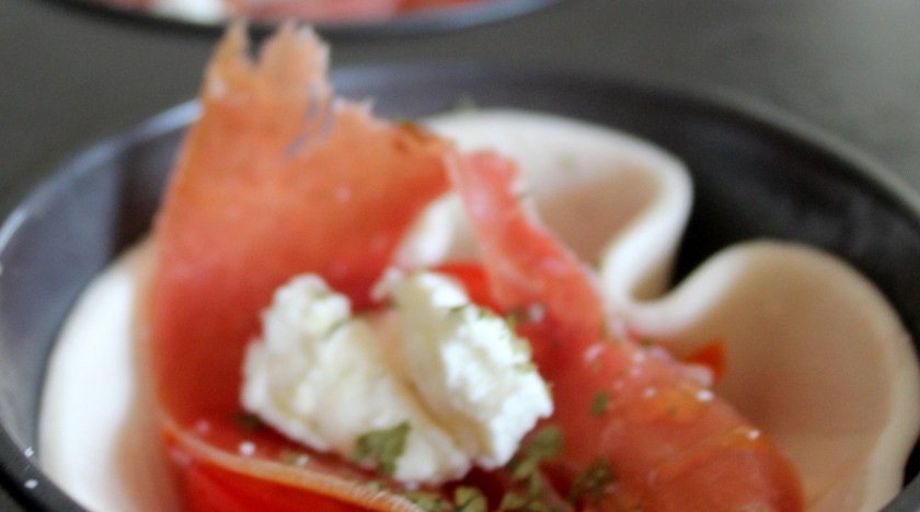 1. Этап. Тарталетки к пиву: 3. На каждый кусочек теста выкладываем половинки помидоров, затем ломтик ветчики, немного сыра и специй. отправим в духовку.