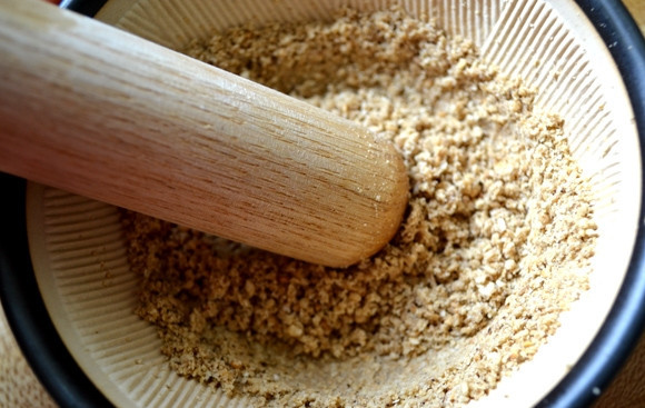 1. Этап. Гамадари: 3. Семена кунжута разомните немного в ступке или подручными средствами.