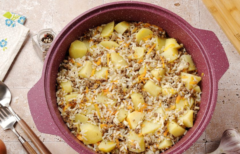 1. Этап. Картофель с фаршем и рисом: Картофель с фаршем и рисом готов. Дайте блюду настояться ещё 10-15 минут, перемешайте и подавайте к столу.