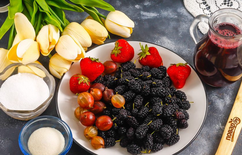 1. Этап. Ягодный террин: Подготовьте указанные ингредиенты. Вместо смородинового сока можно использовать вишневый или ягодный.