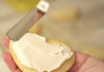 1. Этап. Печенье на день Валентина: 5. Готовое печенье как следует остудите. А тем временем разотрите сливочное масло с сахарной пудрой, добавьте сок лимона и сливки. Взбейте все до однородности и украсьте печеньки глазурью.