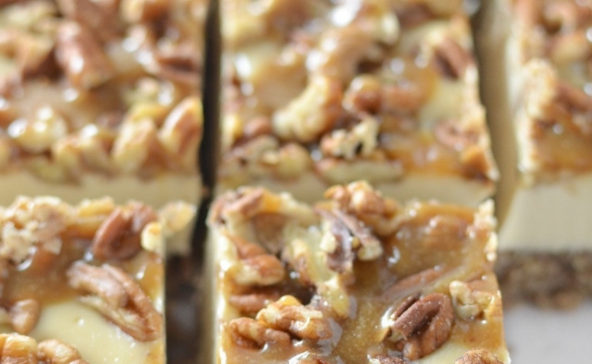 1. Этап. Творожный торт с орехами: 3. Тем временем оставшиеся орехи на сковороде обжарим вместе с медом или карамелью. Когда застынет белый творожный крем - украшаем торт орешками. и пусть еще постоит в холодильнике хотя бы полчаса.