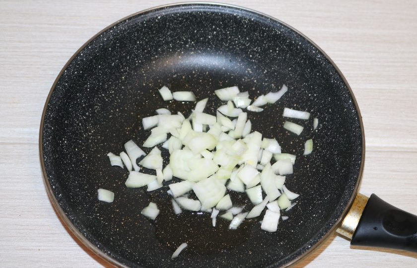 1. Этап. Фаршированные ананасы: Лук очистите, нарежьте кубиками, пожарьте в небольшом количестве растительного масла до прозрачного цвета.