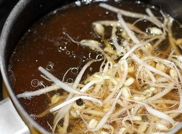 1. Этап. Суп Рамен: В небольшой кастрюльке смешаем все три бульона, добавляем чайную ложку кунжутного масла, пророщеный маш. Доводим до кипения и варим 1 минуту.