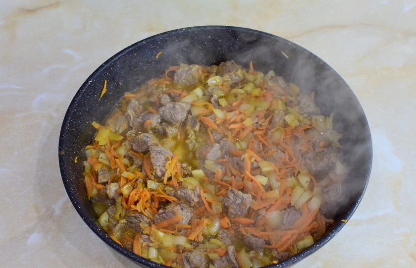 1. Этап. Лосятина с киви: Затем подлейте в сковороду горячую воду. Накройте крышкой и тушите на небольшом огне 1 час. При необходимости можно добавить ещё воды.