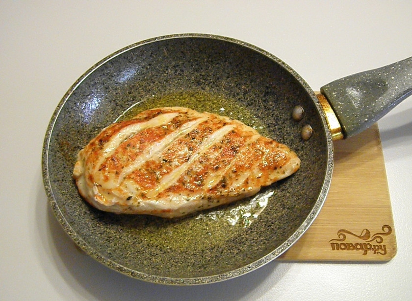 1. Этап. Куриное филе под грибным соусом: Разогрейте растительное масло на сковороде, обжарьте филе с двух сторон под крышкой на среднем огне до готовности.