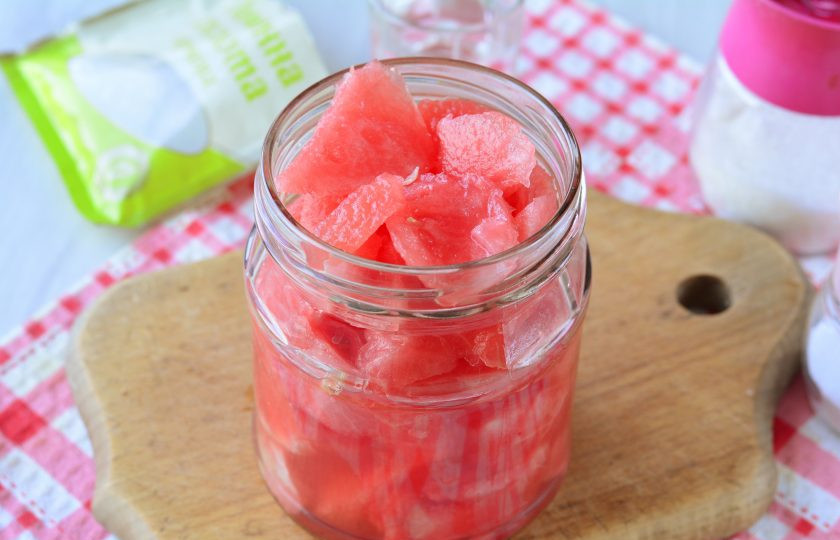 1. Этап. Арбузы в собственном соку на зиму: Сложите арбуз в банки и влейте весь выделившийся сок.