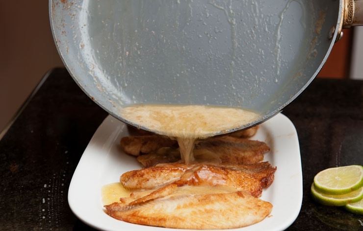 1. Этап. Филе рыбы в кляре: Полейте полученным соком филе готовое филе.