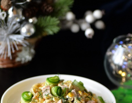 1. Этап. Салат Загадка для гостей: Для украшения салата огурец нарезаем с помощью овощечистки тонкими слайсами. Сворачиваем слайсы в рулетики, кладём сверху салата. Салат можно подавать сразу. Всего доброго в Новом году!