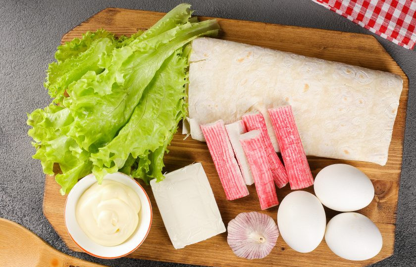 1. Этап. Рулет из лаваша с крабовыми палочками: Подготовьте все ингредиенты. Яйца заранее отварите и дайте остыть.