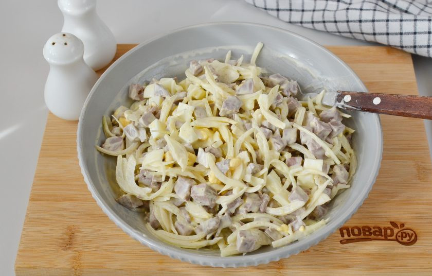 1. Этап. Салат Новогодний: Перемешайте салат. В таком виде его можно хранить несколько часов до праздничного стола.