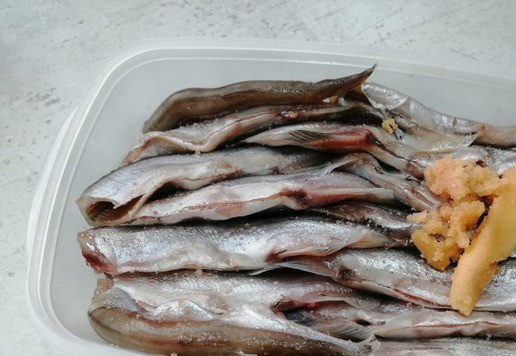 1. Этап. Борщ с фасолью и мойвой: Подготовленную мойву (если есть икра, то с икрой) присолить и оставить в холодильнике ~ на 30 мин. Я иногда оставляю на ночь, на качество не влияет.