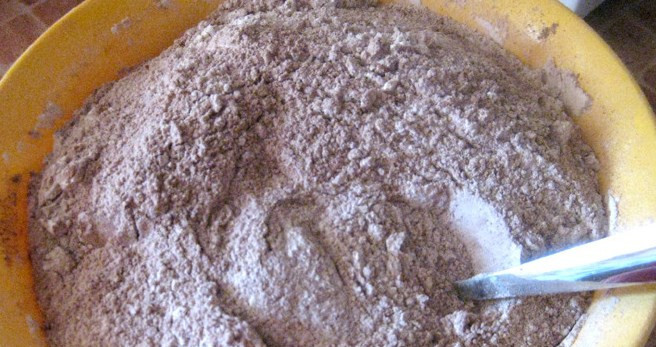 1. Этап. Торт на день рождения мальчику: Потом занимаемся тортом непосредственно. Делаем тесто: смешиваем все сухие ингредиенты: 3 стакана муки, 2 стакана сахара, 1,5 ч.л. соды негашеной, 15 г разрыхлителя, 6 ст.л. какао.