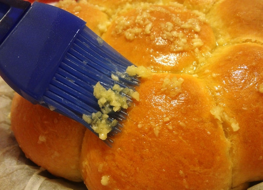 1. Этап. Пампушки: 9. Достаньте готовые пампушки и сразу щедро смажьте чесночным маслом.