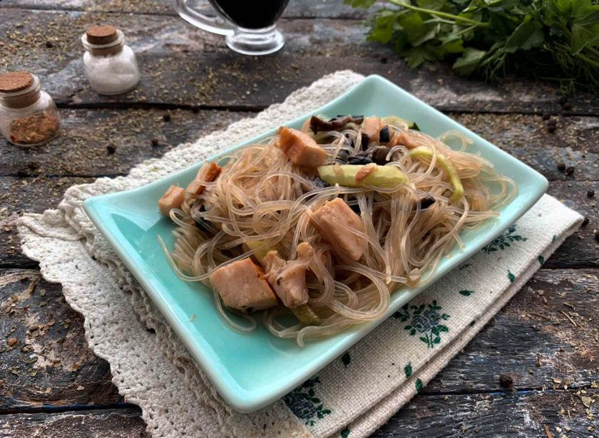 1. Этап. Фунчоза с копченой курицей: Фунчоза с копченой курицей готова. Приятного аппетита!