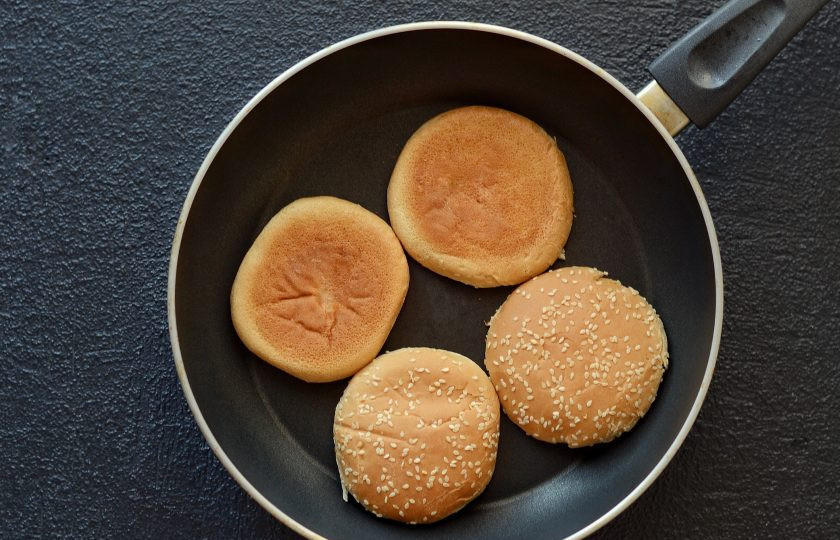 1. Этап. Сладкий бургер: Булочки для бургера подсушите на сухой сковороде.