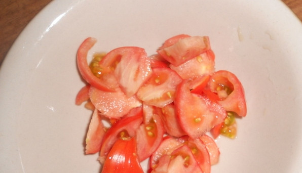 1. Этап. Гречневая каша: Томат промываем и нарезаем кружочками.