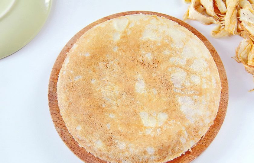 1. Этап. Блинный торт: 8. Каждый блинчик промажьте готовым кремом. Слой должен быть небольшой, не больше чем блин. Верх не смазываем.