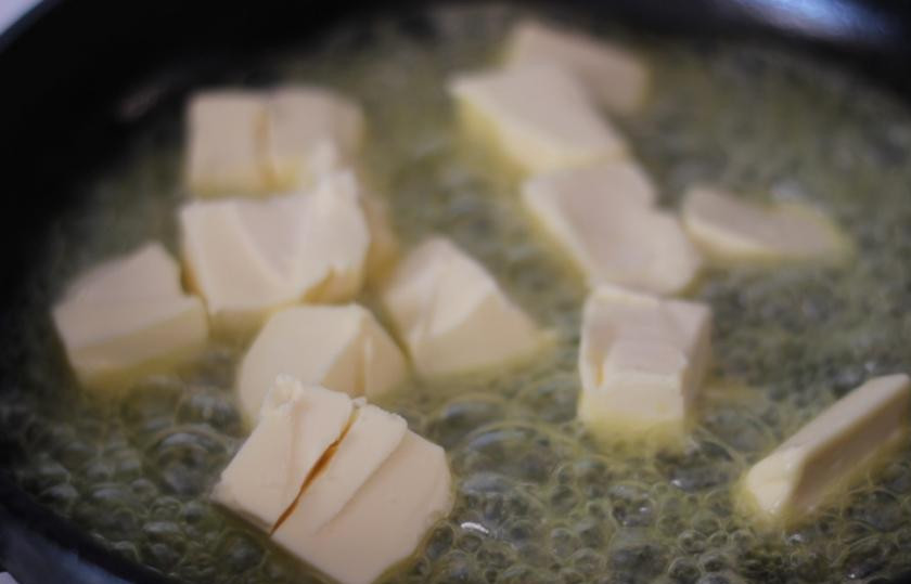 1. Этап. Кунжутное бурфи: Сковородку разогреть и растопить на ней сливочное масло.