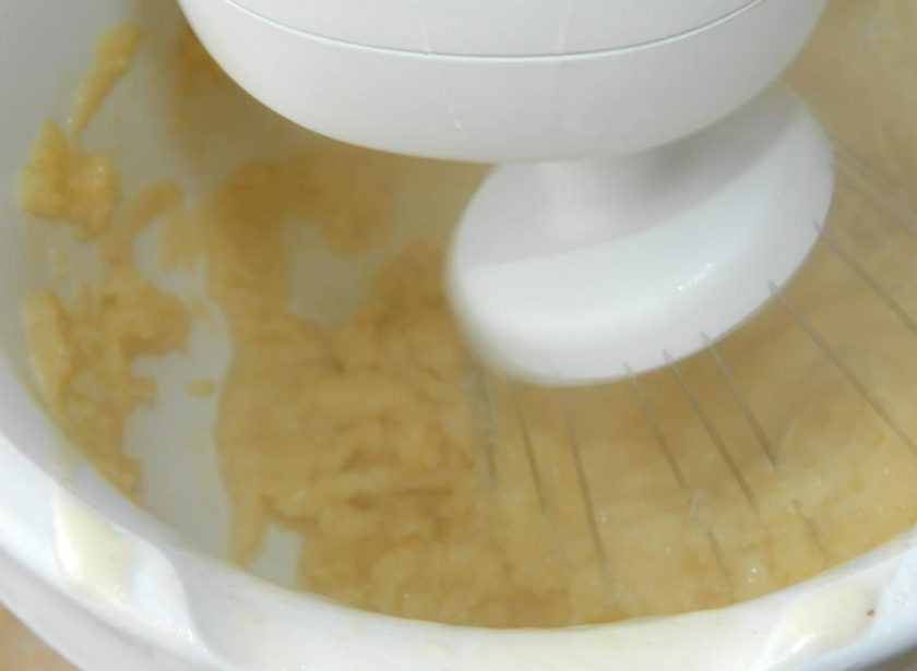 1. Этап. Заварные кольца с творожным кремом: Затем резко всыпьте всю муку и быстро перемешайте деревянной лопаткой, чтобы вся мука сразу заварилась. Затем верните тесто на огонь и мешайте пару минут, чтобы лишняя влага испарилась. Снимите тесто с огня и дайте остыть до теплого состояния.