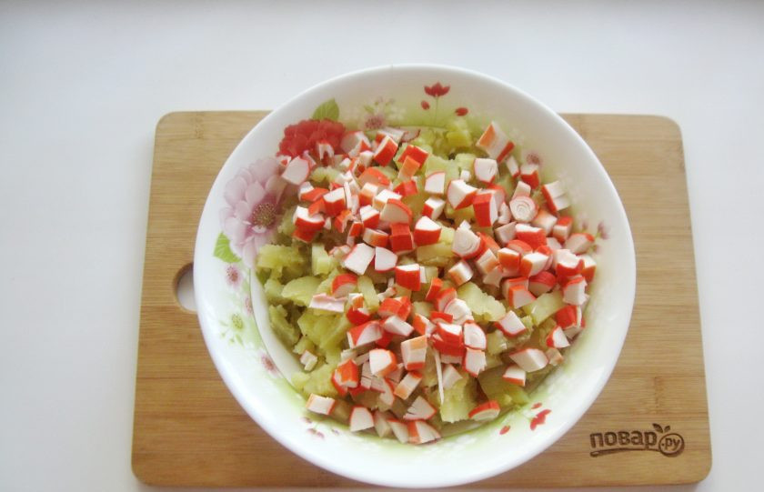 1. Этап. Салат Столичный с крабовыми палочками: Крабовые палочки нарежьте мелко и добавьте в салатник.