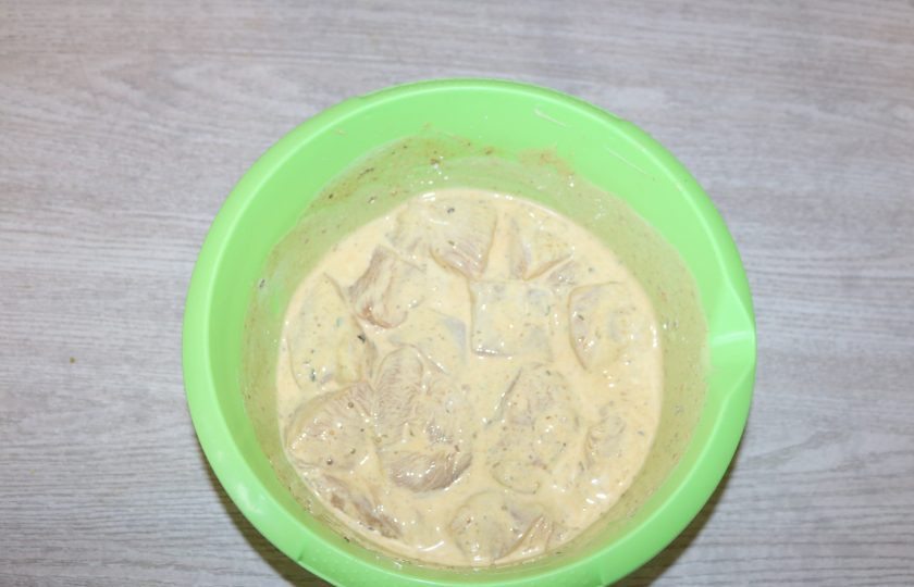 1. Этап. Шашлык по Дюкану: Хорошо перемешайте, оставьте мариноваться на 1.5-2 часа.