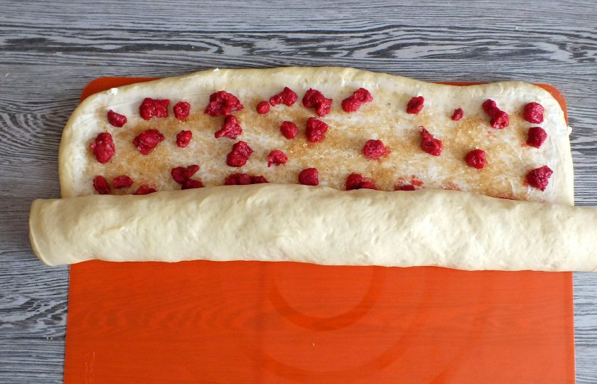 1. Этап. Синнабоны с малиной: Скрутите плотный рулет.