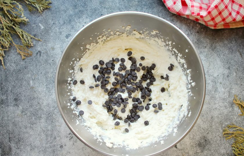 1. Этап. Творожное мороженое: Добавьте в творожную массу шоколад и перемешайте.