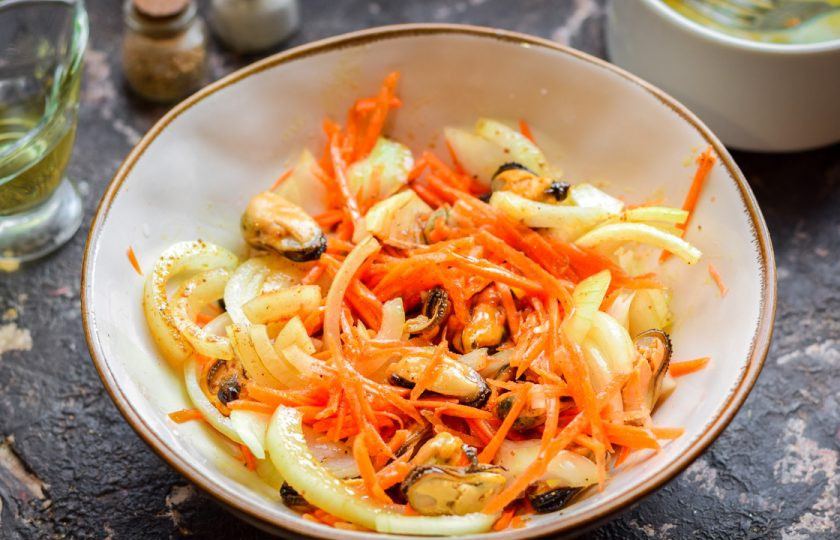 1. Этап. Мидии по-корейски: Влейте маринад в мидии и овощи, перемешайте все хорошо и оставьте на пару часиков.