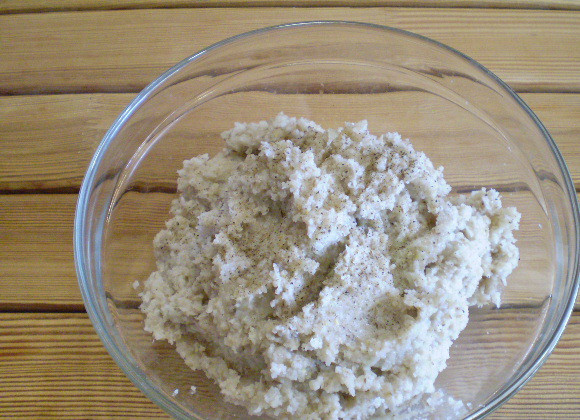 1. Этап. Котлеты из перловки: 6. Перекладываем в удобную тару, перчим, солим, перемешиваем.