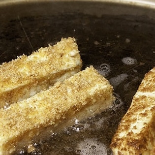 1. Этап. Тофу в кляре: 4. Нагрейте сковороду с маслом на среднем огне. Выложите тофу в панировке и обжарьте до золотисто-коричневого цвета.