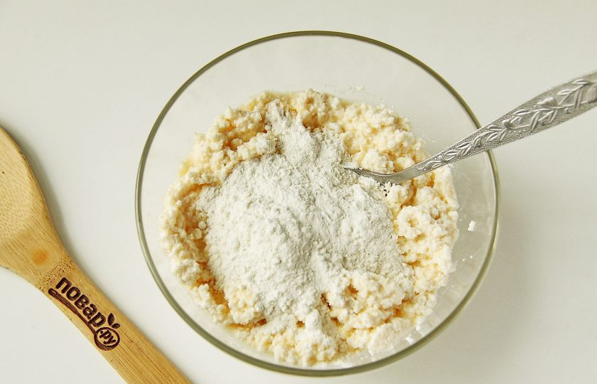 1. Этап. Сырники с кокосовой стружкой: Перемешайте и добавьте муку.