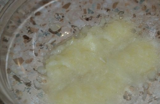 1. Этап. Картофляники из сырой картошки: 3. Возьмите самую мелкую терку, натрите на ней лук. Использовать блендер я не рекомендую, иначе лук может горчить.