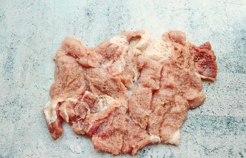 1. Этап. Свинина фаршированная маринованным перцем: Свинину раскройте в пласт, отбейте, посолите и поперчите.