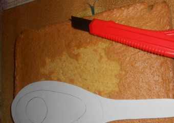 1. Этап. Торт Вертолет: 3. Теперь перекладываем трафарет на коржи и вырезаем все детали нужного размера и формы. Для этого используйте лучше канцелярский нож.