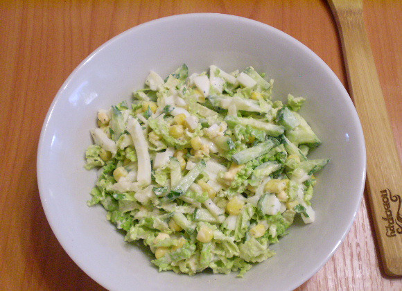 1. Этап. Салат из пекинской капусты с кукурузой: Добавьте рубленую зелень, снова перемешайте. Можно подавать к столу.
